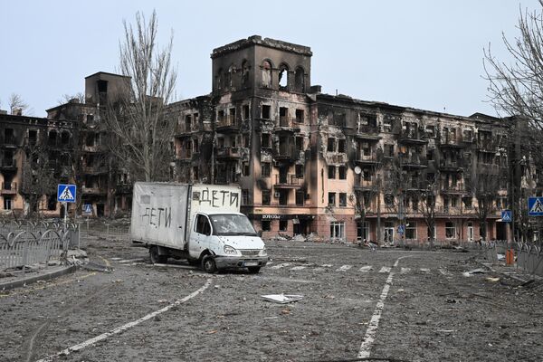 Chiếc xe có dòng chữ &quot;Trẻ em&quot; tại Mariupol, Cộng hòa Nhân dân Donetsk - Sputnik Việt Nam