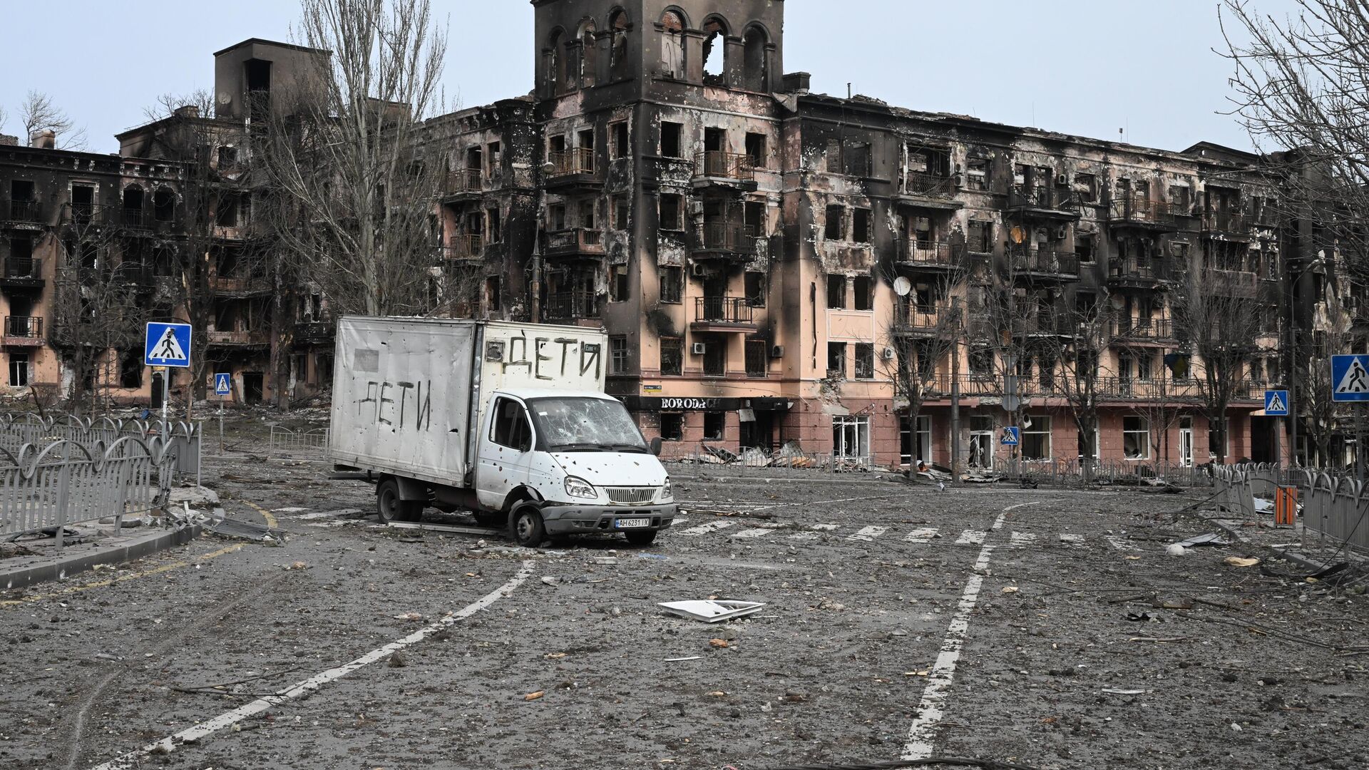 Chiếc xe có dòng chữ Trẻ em tại Mariupol, Cộng hòa Nhân dân Donetsk - Sputnik Việt Nam, 1920, 07.05.2022