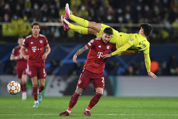 Cầu thủ câu lạc bộ bóng đá Bayern Munich, Lucas Hernandez tranh bóng với tiền đạo Gerard Moreno của đội Villarreal Tây Ban Nha trong trận lượt đi tứ kết UEFA Champions League - Sputnik Việt Nam