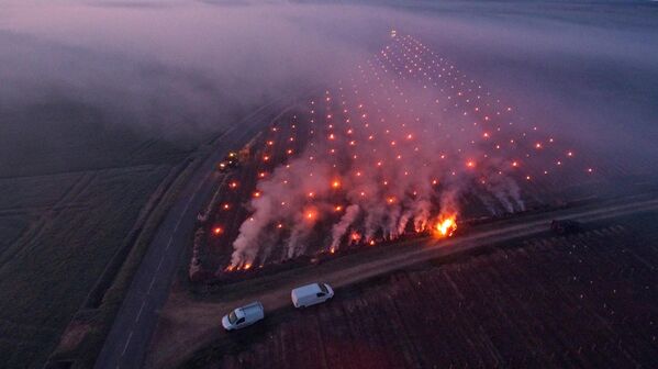 Khói bốc lên từ những đống lửa chống sương giá trong các vườn nho ở miền Trung nước Pháp - Sputnik Việt Nam