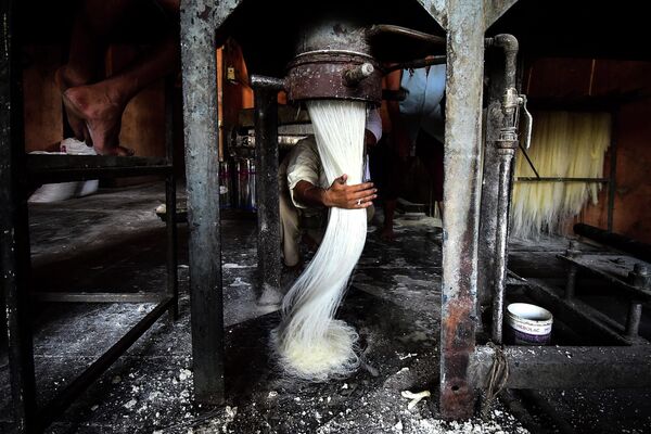 Người thợ làm mì sợi, được sử dụng vào các món ngọt truyền thống trong tháng lễ Ramadan, tại nhà máy ở Allahabad - Sputnik Việt Nam