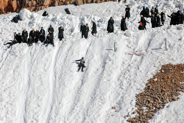 Những người Do Thái cực đoan chính thống chơi trượt dốc tại khu nghỉ mát trượt tuyết Hermon ở Cao nguyên Golan - Sputnik Việt Nam
