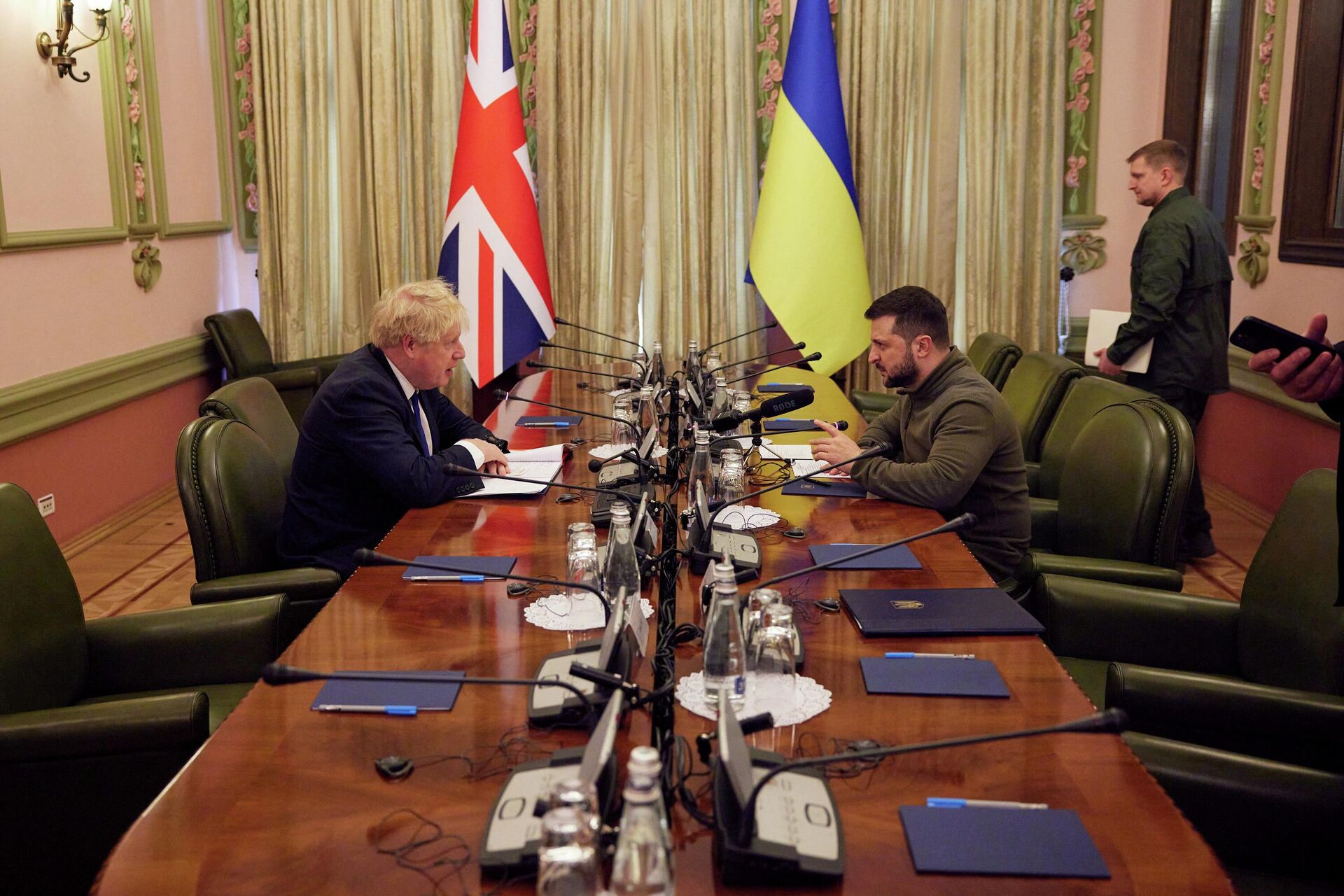 Cuộc gặp gỡ của Vladimir Zelensky và Boris Johnson ở Kyiv - Sputnik Việt Nam, 1920, 25.04.2022