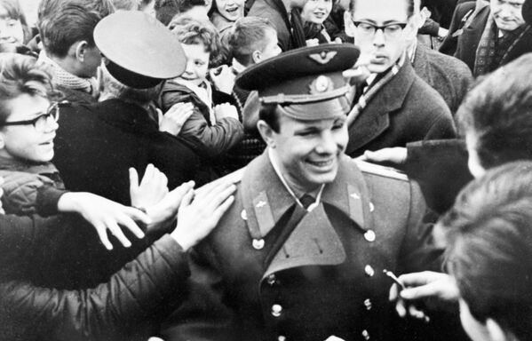 Yuri Gagarin và học sinh trường trung học ở thành phố Bergen, Na Uy - Sputnik Việt Nam