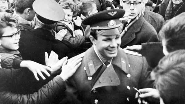 Yuri Gagarin và học sinh trường trung học ở thành phố Bergen, Na Uy  - Sputnik Việt Nam