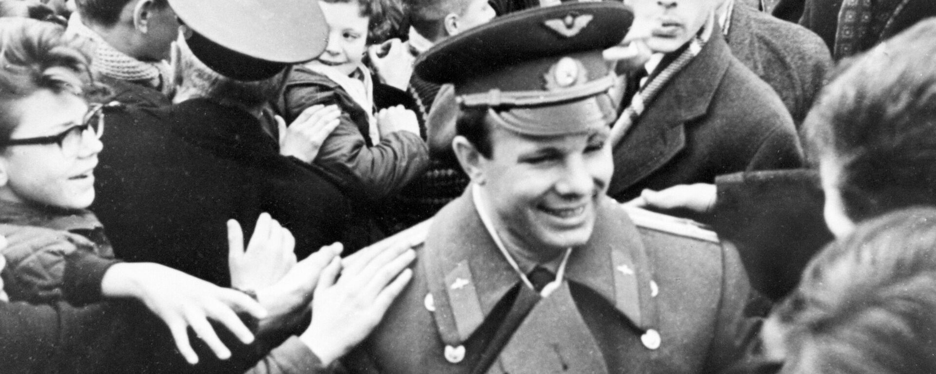 Yuri Gagarin và học sinh trường trung học ở thành phố Bergen, Na Uy  - Sputnik Việt Nam, 1920, 12.04.2022