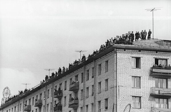 Nhân dân Moskva trên ban công và mái nhà chào đón nhà du hành vũ trụ anh hùng Yuri Gagarin - Sputnik Việt Nam
