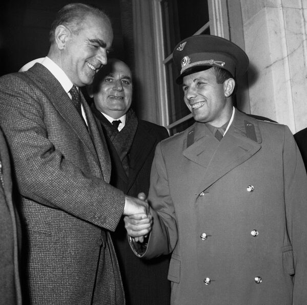 Phi hành gia Yuri Gagarin trong cuộc gặp với Thủ tướng Hy Lạp Konstantinos Karamanlis ở Athens - Sputnik Việt Nam