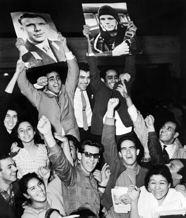 Người dân vui mừng trước chuyến bay vũ trụ của phi hành gia Yuri Gagarin - Sputnik Việt Nam