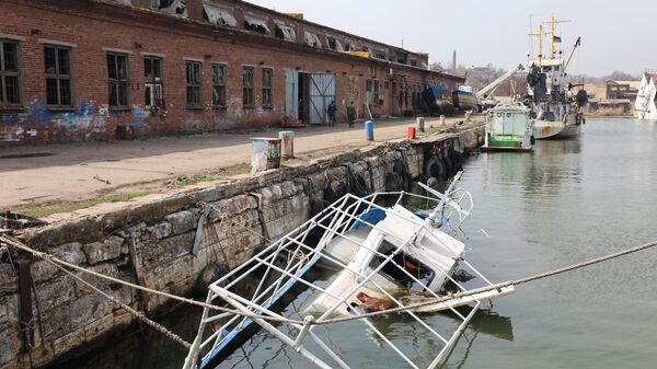 Con tàu bị phá hủy tại cảng cá ở Mariupol. - Sputnik Việt Nam