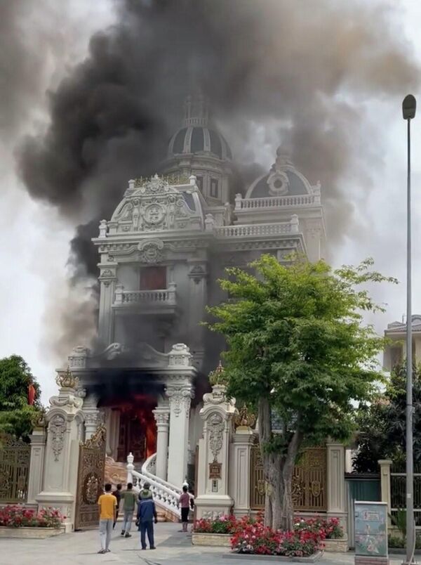 Căn biệt thự bốc cháy dữ dội tại khu đô thị Cẩm Bình thành phố Cẩm Phả, tỉnh Quảng Ninh - Sputnik Việt Nam