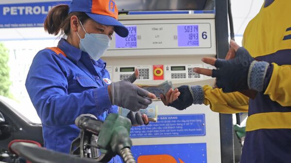 Người dân mua xăng dầu sau khi điều chỉnh giá mới tại một cửa hàng của Petrolimex - Sputnik Việt Nam