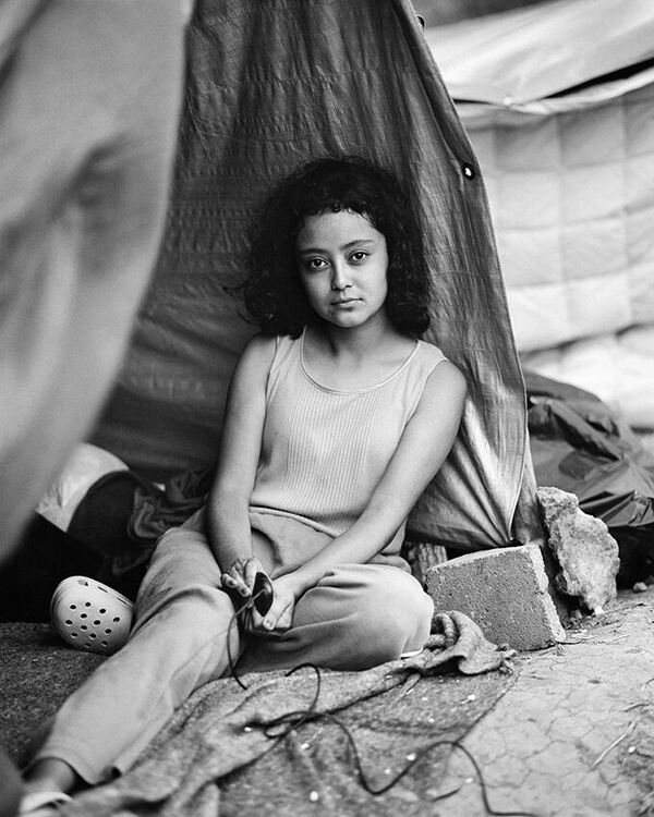 Bức ảnh trong loạt ảnh ‘Người di cư’ của nhiếp ảnh gia Úc Adam Ferguson, đoạt giải Nhiếp ảnh gia chuyên nghiệp của năm trong cuộc thi Sony World Photography Awards 2022 - Sputnik Việt Nam