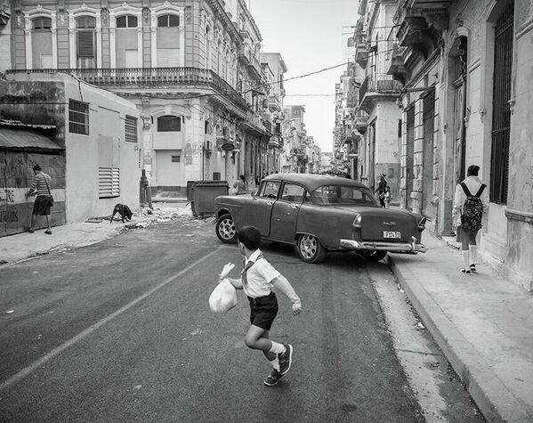 Ảnh “Trốn chạy ở Havana” của nhiếp ảnh gia Pháp Etienne Souchon, người chiến thắng Hạng mục Mở / Nhiếp ảnh đường phố, cuộc thi Sony World Photography Awards 2022 - Sputnik Việt Nam