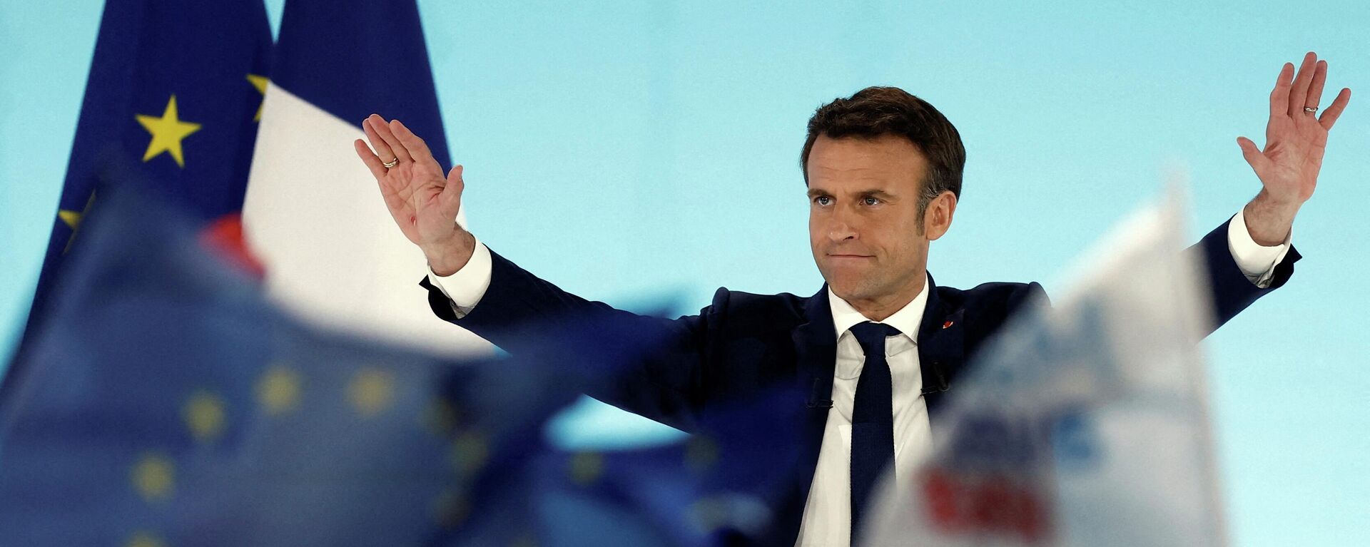 Tổng thống Pháp Emmanuel Macron phản ứng trước kết quả từng phần của cuộc bầu cử tổng thống vòng đầu tiên - Sputnik Việt Nam, 1920, 13.04.2022