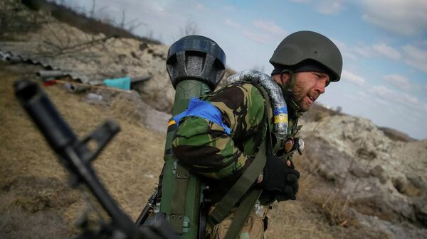 Một quân nhân của Lực lượng vũ trang Ukraina với hệ thống tên lửa chống tăng NLAW ở khu vực Kiev - Sputnik Việt Nam