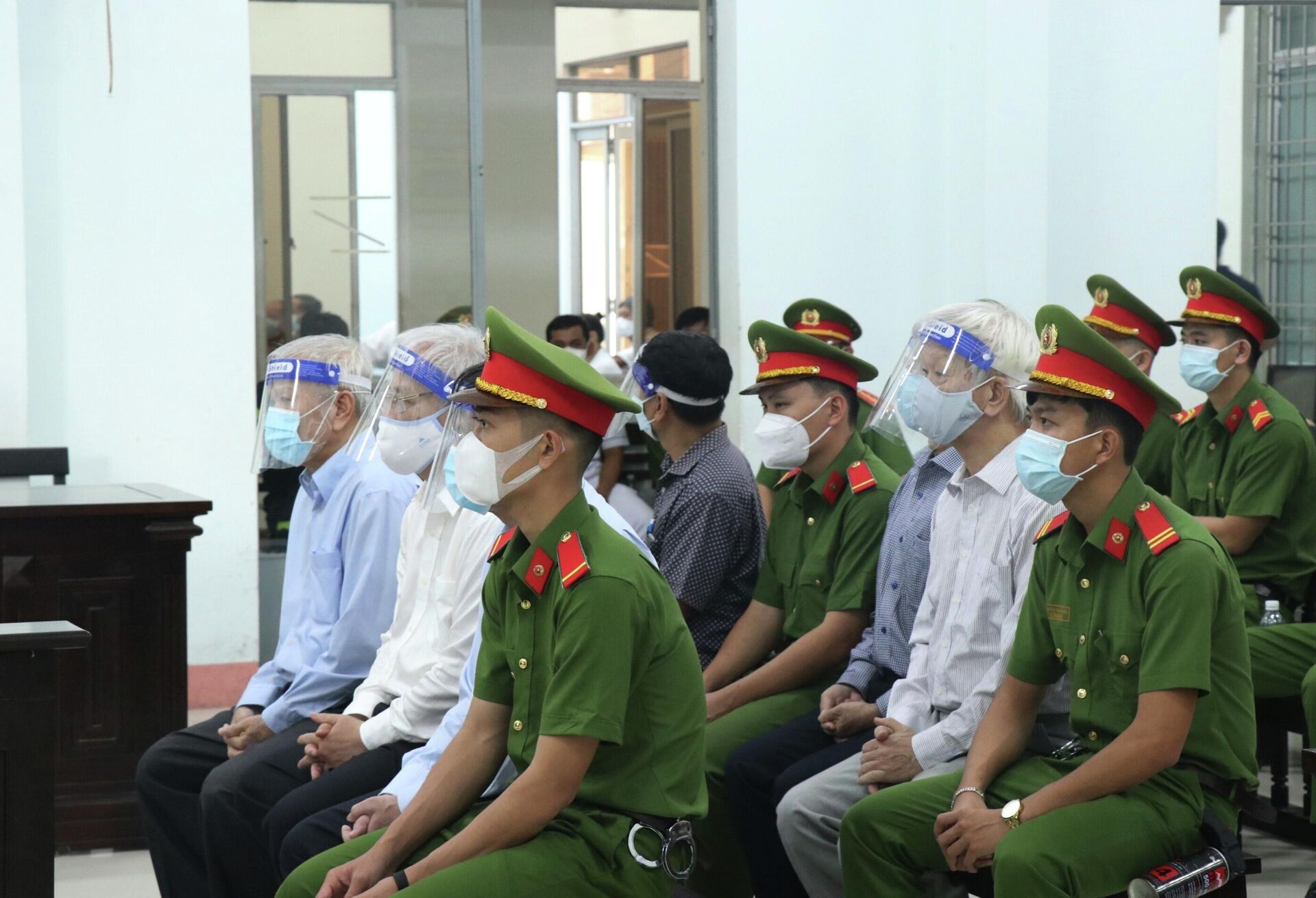 Các bị cáo (mặc thường phục) tại phiên tòa chiều 13/4 - Sputnik Việt Nam, 1920, 13.04.2022