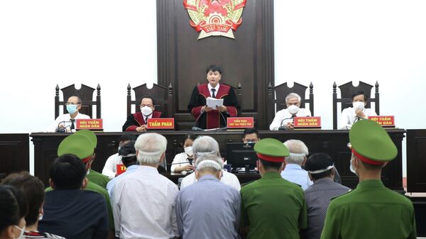 Chủ tọa phiên tòa Nguyễn Văn Tuấn (giữa) đọc bản tuyên án - Sputnik Việt Nam