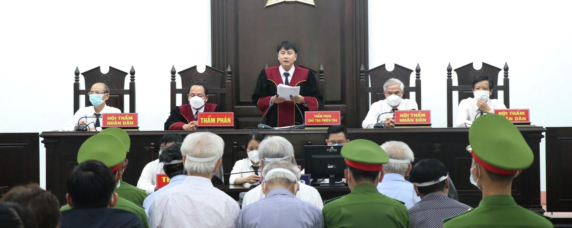 Chủ tọa phiên tòa Nguyễn Văn Tuấn (giữa) đọc bản tuyên án - Sputnik Việt Nam, 1920, 13.04.2022