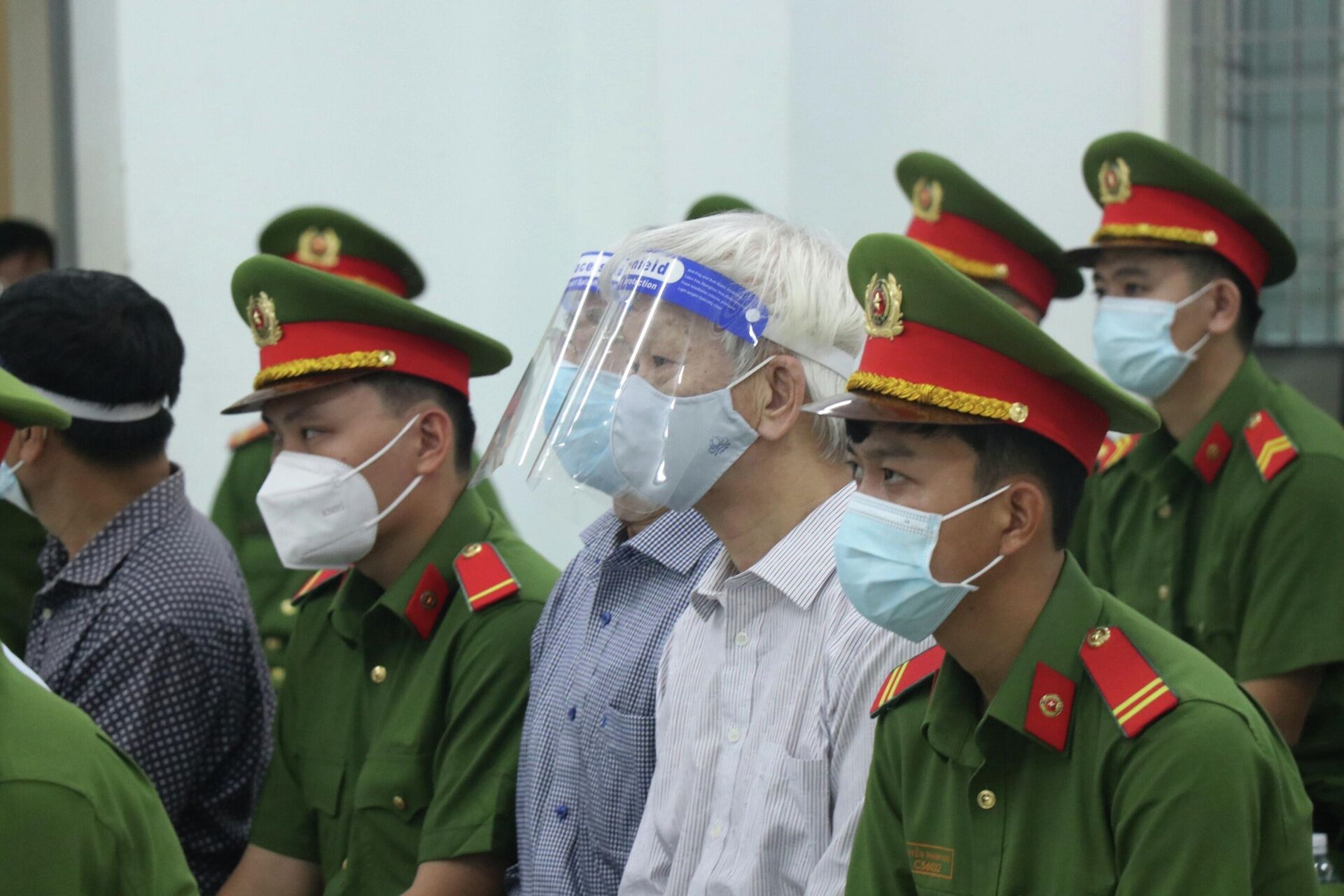 Bị cáo Nguyễn Chiến Thắng (áo trắng), cựu Chủ tịch UBND tỉnh Khánh Hòa (nhiệm kỳ 2011 – 2015) bị tuyên án ở mức cao nhất với 5 năm 6 tháng tù - Sputnik Việt Nam, 1920, 13.04.2022