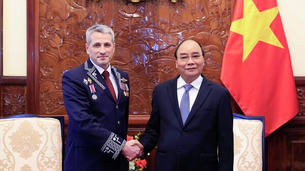Chủ tịch nước Nguyễn Xuân Phúc tiếp Đại sứ Belarus Uladzimir Baravikov đến trình Quốc thư - Sputnik Việt Nam