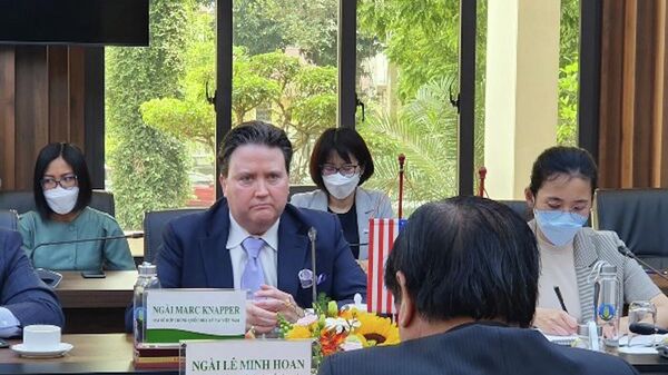Министр Ле Минь Хоан на встрече и с новым послом США Марком Кнаппером - Sputnik Việt Nam