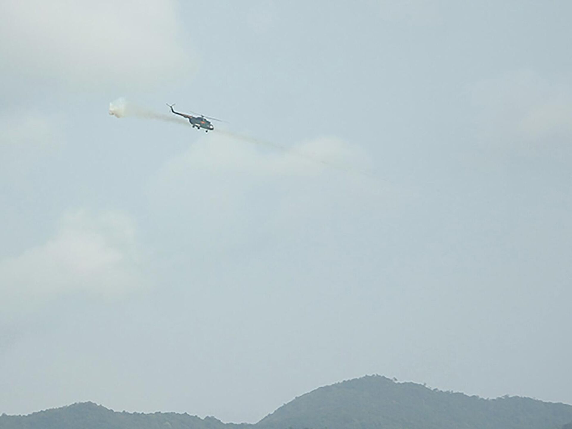 Trực thăng Mi-8 của Trung đoàn 930 thực hành bắn rốc két mục tiêu mặt đất - Sputnik Việt Nam, 1920, 14.04.2022