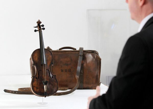 Cây vĩ cầm mà nhạc trưởng Wallace Hartley đã chơi trong những phút cuối cùng trước khi tàu Titanic chìm ở Lurgan, Ireland - Sputnik Việt Nam