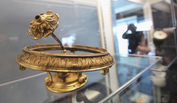 Một phần chiếc đèn chùm vàng của tàu Titanic, được trưng bày tại Bảo tàng biển, không gian và vũ trụ ở New York - Sputnik Việt Nam