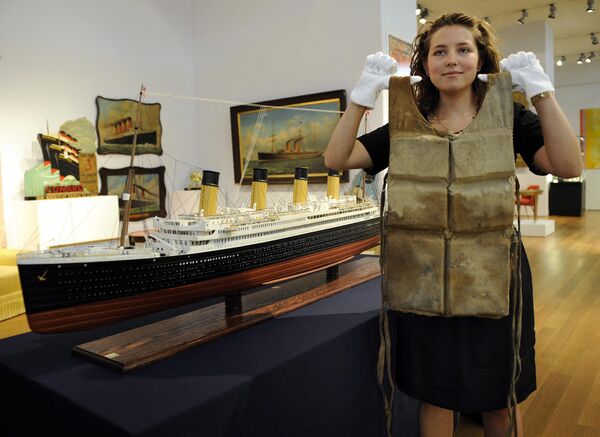 Người bán đấu giá Christie&#x27;s cầm chiếc áo phao từ tàu Titanic - Sputnik Việt Nam