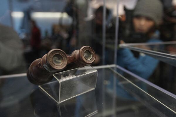 Chiếc ống nhòm giữa các đồ vật được tìm thấy tại nơi tàu Titanic gặp tai nạn - Sputnik Việt Nam