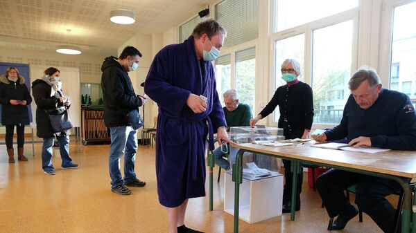 Cử tri mặc áo choàng tắm và đi dép lê đến trạm bỏ phiếu ở Reims, Pháp - Sputnik Việt Nam