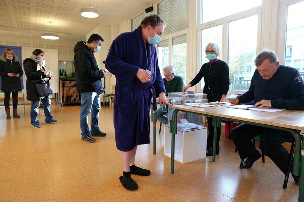 Cử tri mặc áo choàng tắm và đi dép lê đến trạm bỏ phiếu ở Reims, Pháp - Sputnik Việt Nam