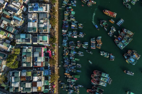 Thuyền đánh cá ở bến cảng trên đảo Cheung Chau, Hong Kong - Sputnik Việt Nam