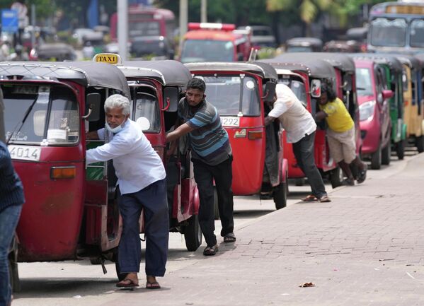 Những người lái xe kéo tự động xếp hàng mua xăng bên ngoài trạm xăng ở Colombo, Sri Lanka - Sputnik Việt Nam