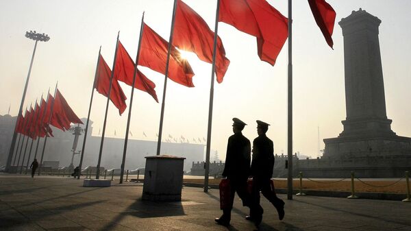 Cờ đỏ trên Quảng trường Thiên An Môn ở Bắc Kinh - Sputnik Việt Nam