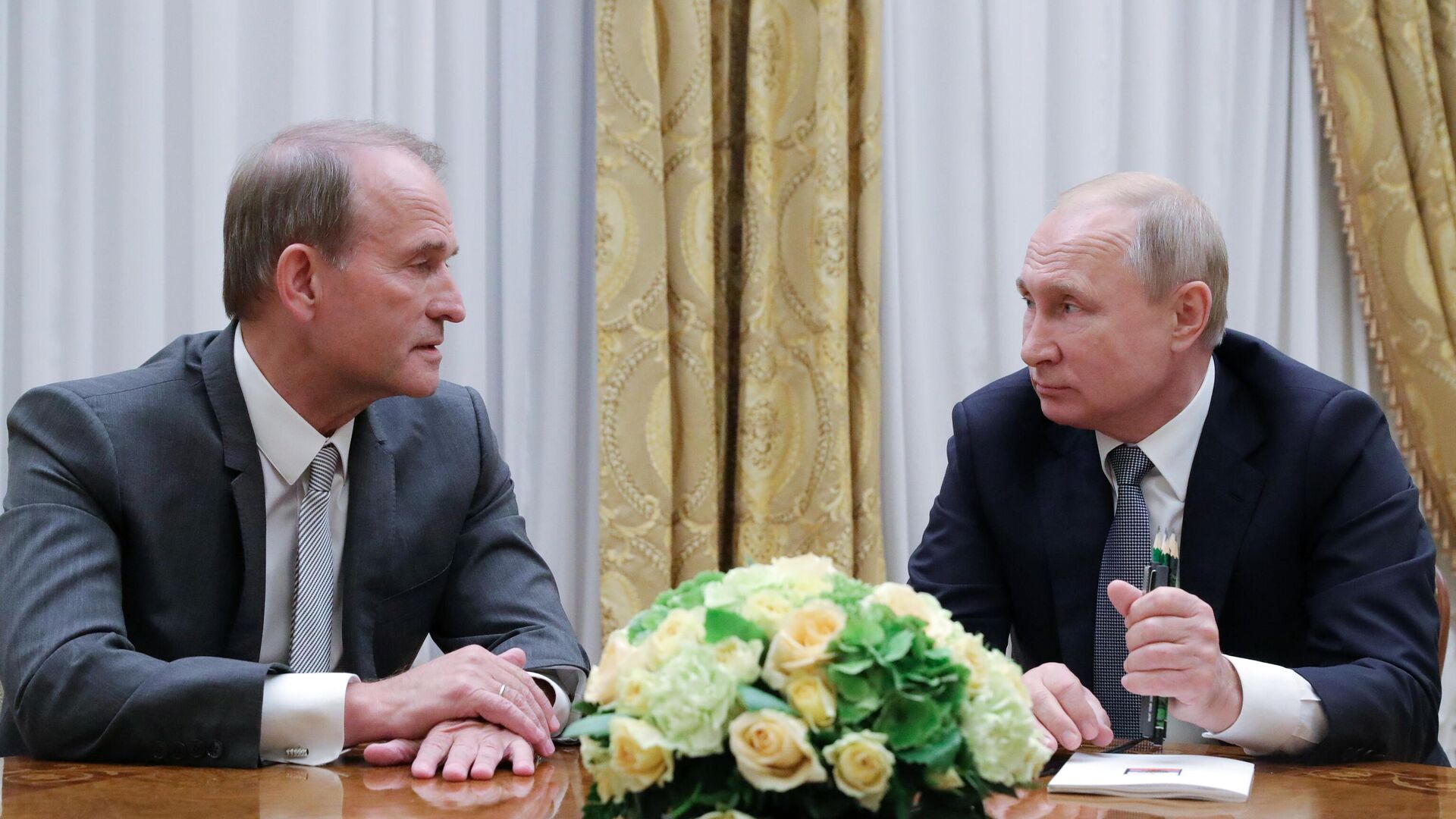 Chính trị gia Ukraina Viktor Medvedchuk và Tổng thống Nga Vladimir Putin. Ngày 18 tháng 7 năm 2019. - Sputnik Việt Nam, 1920, 17.04.2022