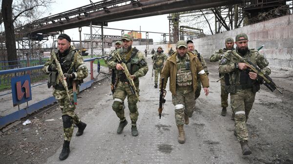 Các binh sĩ của đơn vị phản ứng nhanh đặc biệt Akhmat bảo vệ khu vực của Công trình Gang thép Ilyich, thuộc quyền kiểm soát của Cộng hòa Nhân dân Donetsk, ở Mariupol, Cộng hòa Nhân dân Donetsk - Sputnik Việt Nam