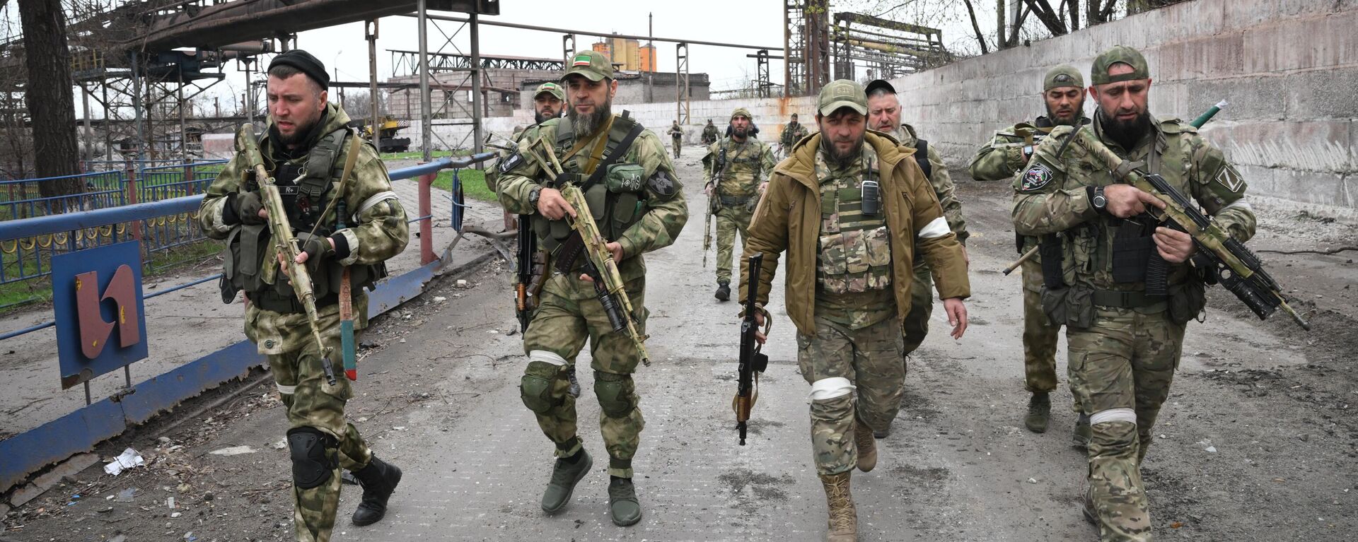Các binh sĩ của đơn vị phản ứng nhanh đặc biệt Akhmat bảo vệ khu vực của Công trình Gang thép Ilyich, thuộc quyền kiểm soát của Cộng hòa Nhân dân Donetsk, ở Mariupol, Cộng hòa Nhân dân Donetsk - Sputnik Việt Nam, 1920, 17.04.2022