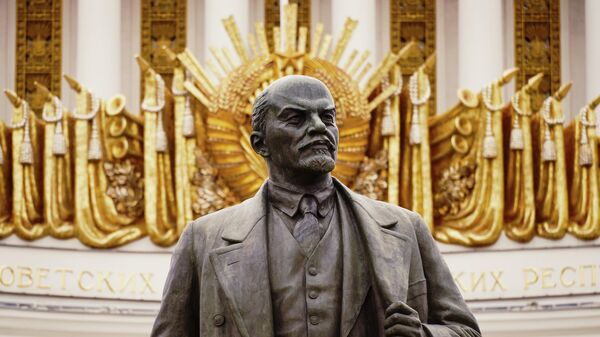 Tượng đài V.I. Lenin gần gian trưng bày số 1 Trung tâm tại Triển lãm thành tựu kinh tế quốc dân VDNKh ở Matxcơva. - Sputnik Việt Nam