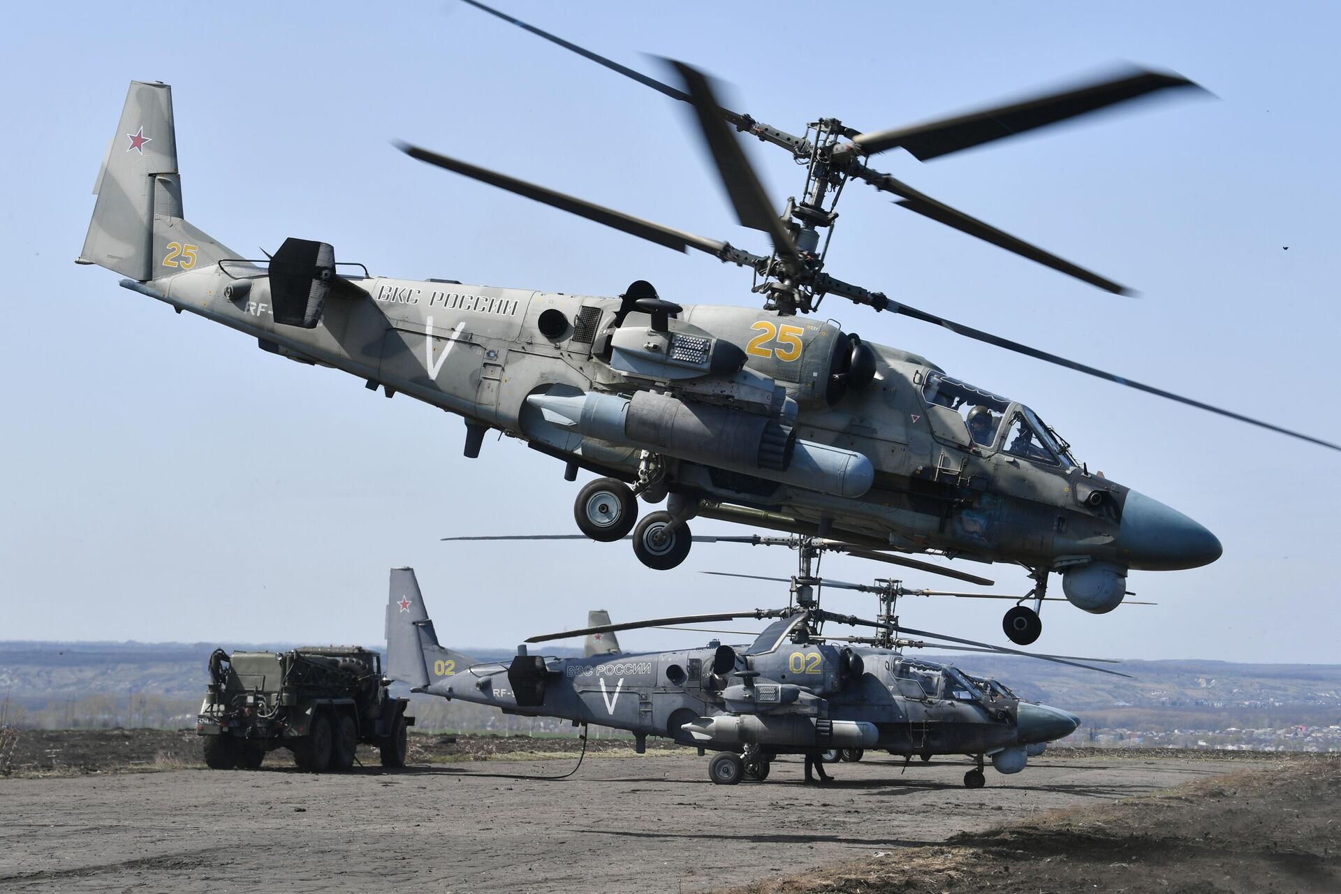 Trực thăng tấn công Ka-52 của Nga tại sân bay dã chiến trong khu vực tiến hành chiến dịch quân sự đặc biệt ở Ukraina. - Sputnik Việt Nam, 1920, 12.08.2022