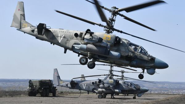 Trực thăng tấn công Ka-52 của Nga tại sân bay dã chiến trong khu vực tiến hành chiến dịch quân sự đặc biệt ở Ukraina. - Sputnik Việt Nam