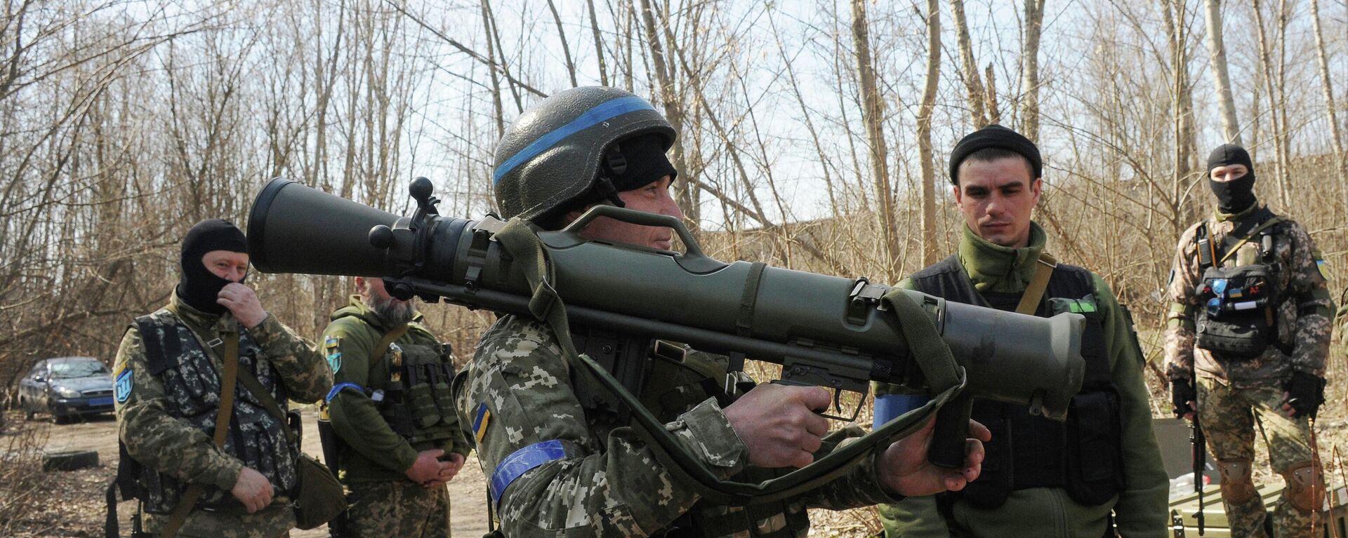 Quân nhân Ukraina đang nghiên cứu hệ thống di động Carl Gustaf M4 của Thụy Điển gần Kharkov - Sputnik Việt Nam, 1920, 20.07.2022