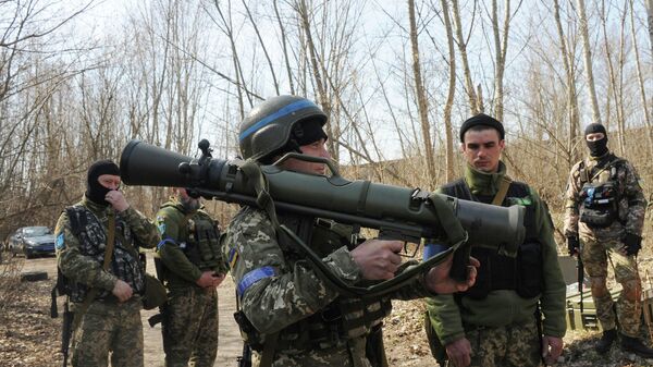 Quân nhân Ukraina đang nghiên cứu hệ thống di động Carl Gustaf M4 của Thụy Điển gần Kharkov - Sputnik Việt Nam