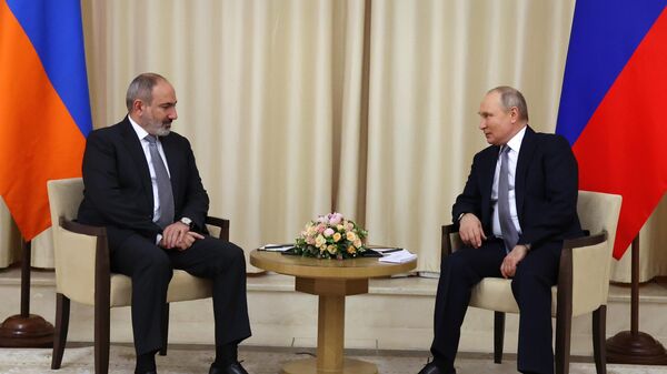 Ngày 19 tháng 4 năm 2022. Tổng thống Nga Vladimir Putin và Thủ tướng Armenia Nikol Pashinyan (trái) trong cuộc gặp mặt - Sputnik Việt Nam