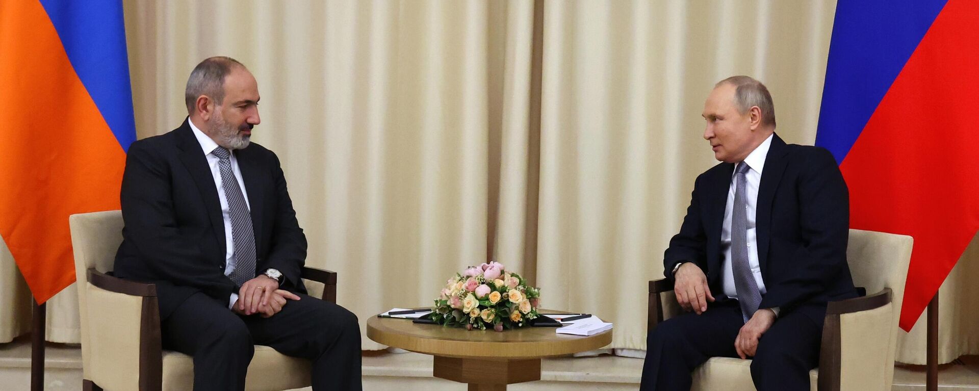 Ngày 19 tháng 4 năm 2022. Tổng thống Nga Vladimir Putin và Thủ tướng Armenia Nikol Pashinyan (trái) trong cuộc gặp mặt - Sputnik Việt Nam, 1920, 21.09.2023