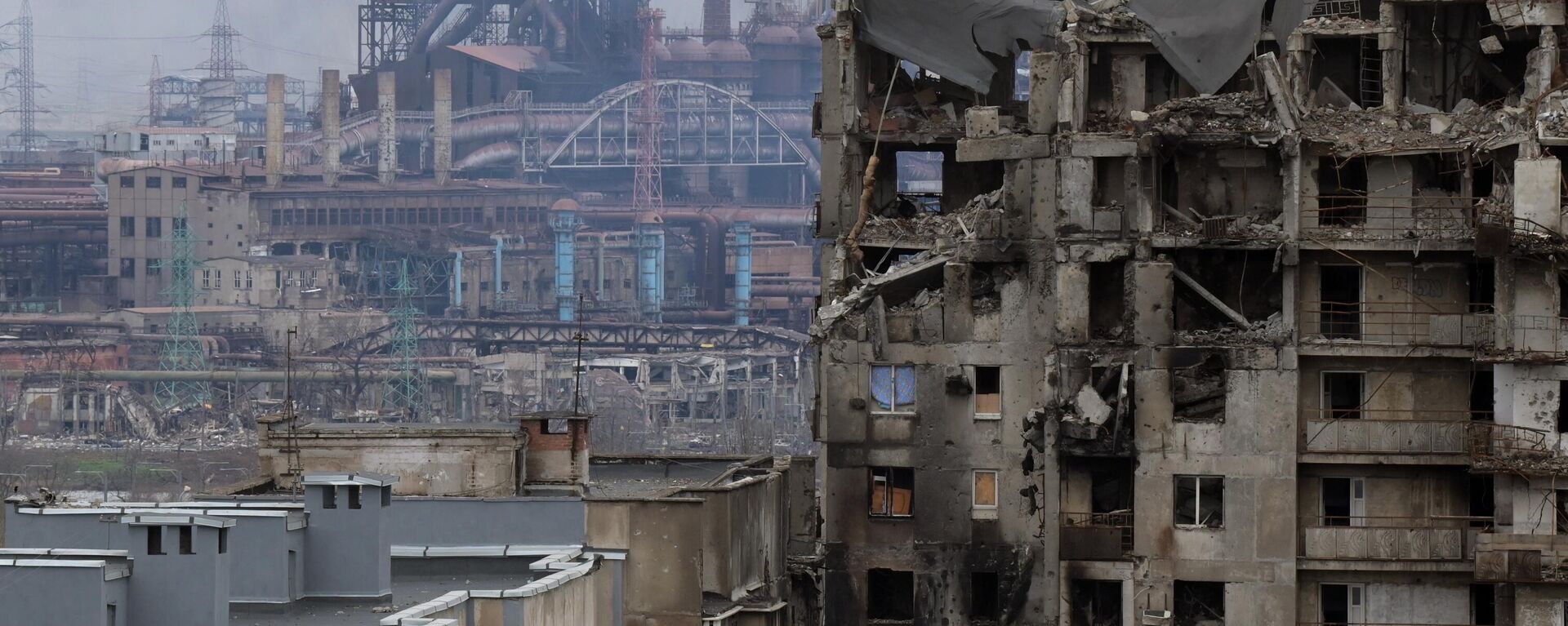 Một ngôi nhà bị phá hủy gần nhà máy Azovstal ở Mariupol. - Sputnik Việt Nam, 1920, 02.05.2022