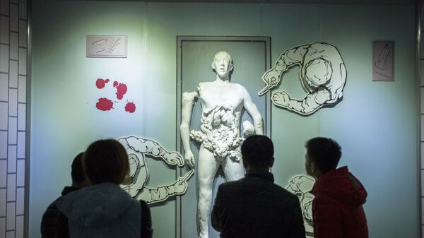 Посетители смотрят на сцену человеческих экспериментов в музее, посвященному деятельности японского Отряда 731 в Харбине,  Китай - Sputnik Việt Nam