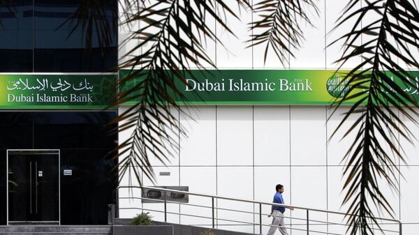 Một người đàn ông rời khỏi ngân hàng ở Dubai, UAE - Sputnik Việt Nam