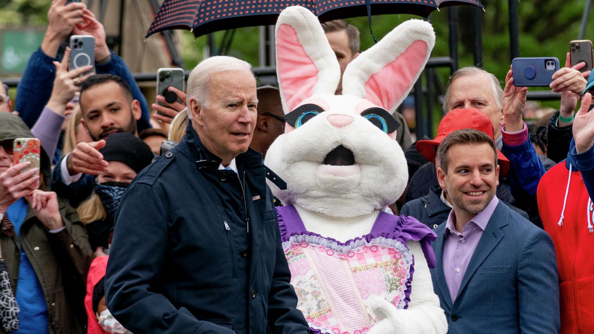 Tổng thống Joe Biden xuất hiện cùng đệ nhất phu nhân Jill Biden và chú thỏ Phục sinh trên ban công Phòng Xanh tại Nhà Trắng, Thứ Hai, ngày 18 tháng 4 năm 2022 - Sputnik Việt Nam, 1920, 10.06.2022
